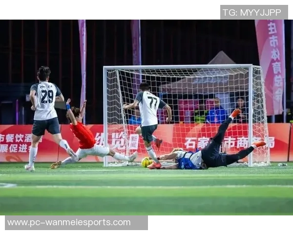 雪花纷飞的足球场上激情对决,寒冬中的热血与梦想交织